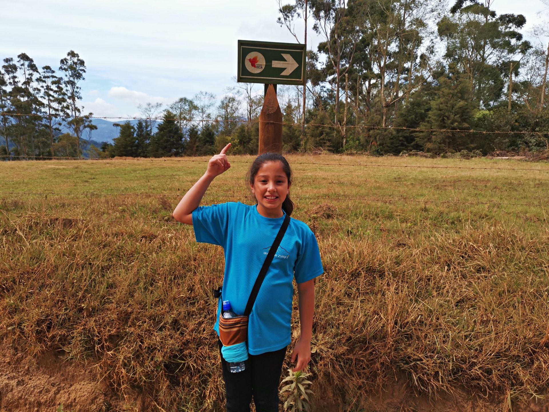 Una pequeña caminante que sobresale entre las grandes Una pequeña caminante que sobresale entre las grandes